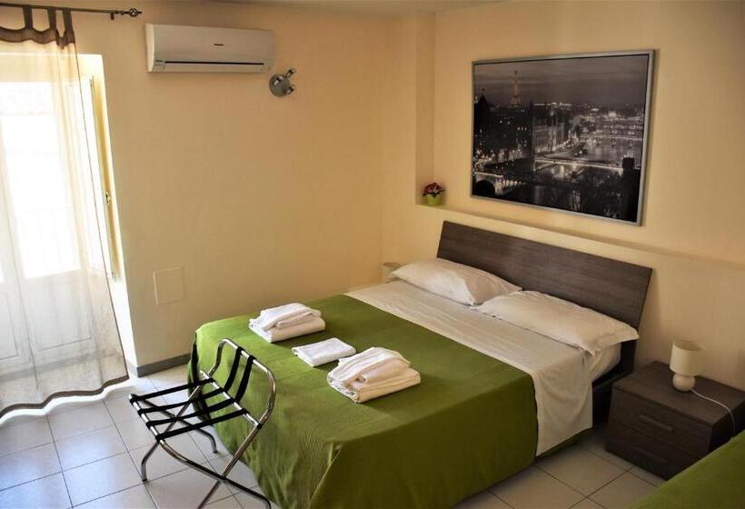 غرفة قياسية ثلاثية, B&b Al Teatro Massimo