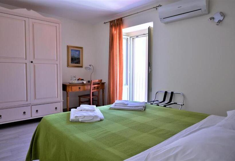 غرفة قياسية ثلاثية, B&b Al Teatro Massimo