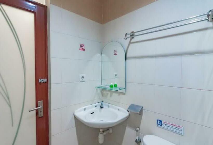 Standard Room, Urbanview Hotel Grand Malabar Bandung