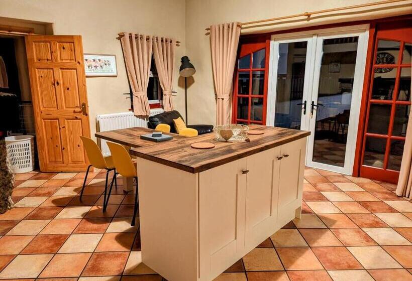 Дом 3 Спальни, Millers Close Holiday Cottages