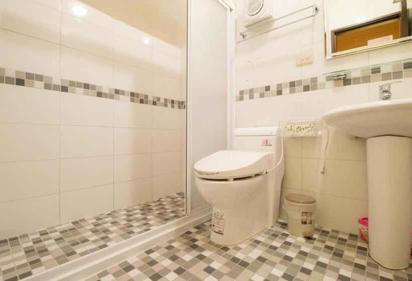 اتاق اکونومی, Dali Moonlight B&b