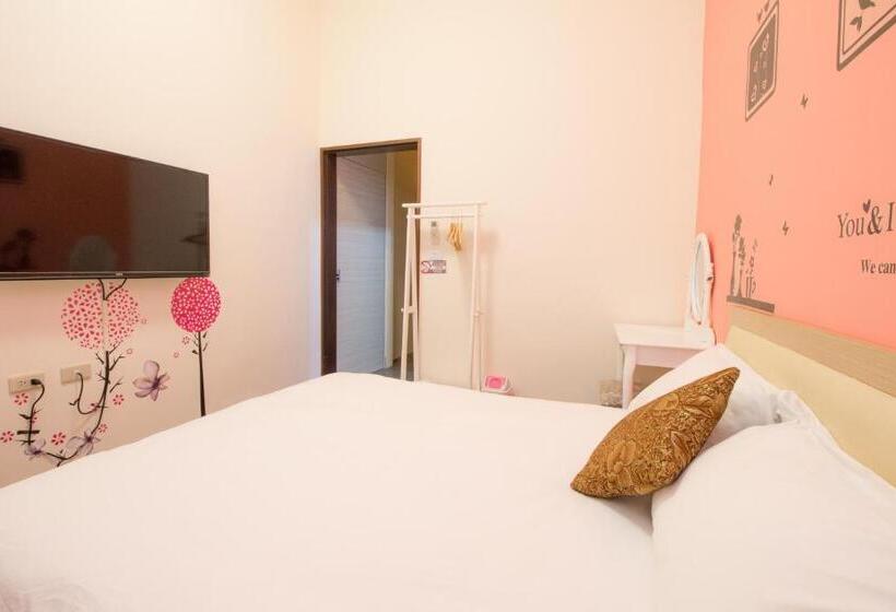 اتاق اکونومی, Dali Moonlight B&b