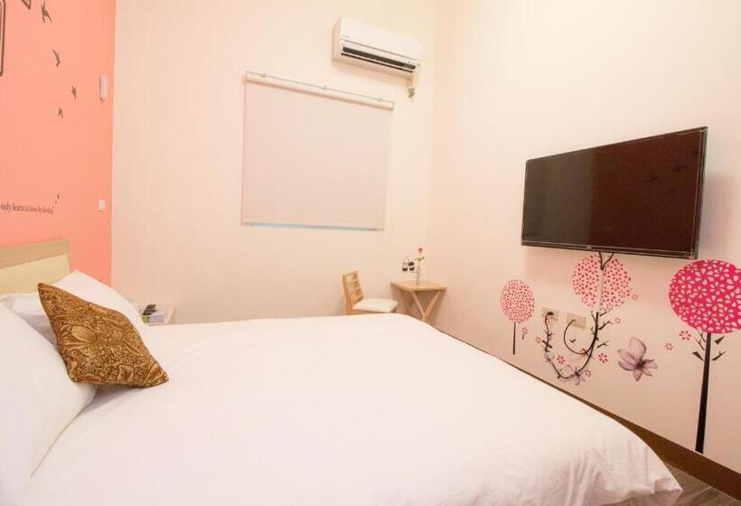 اتاق اکونومی, Dali Moonlight B&b