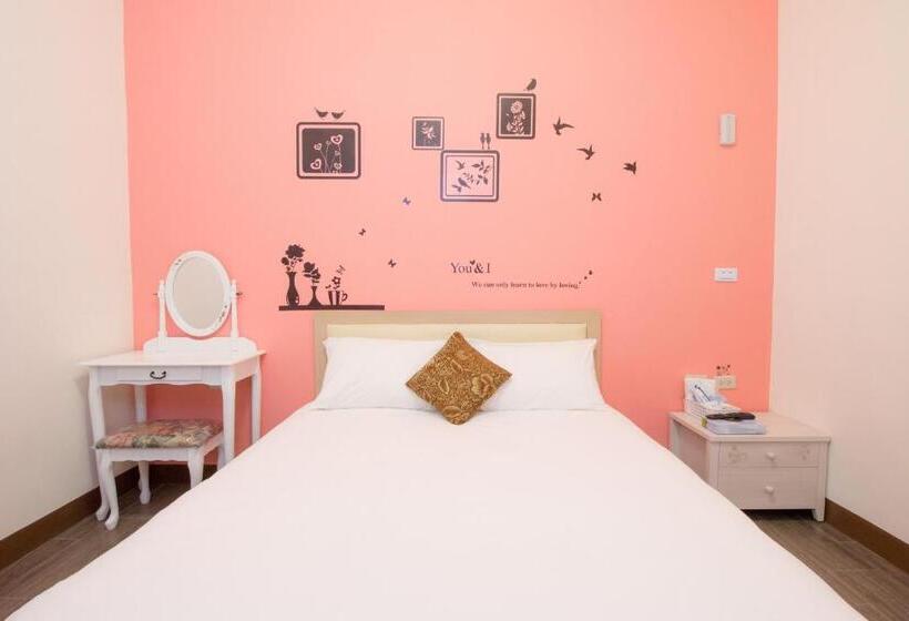 اتاق اکونومی, Dali Moonlight B&b