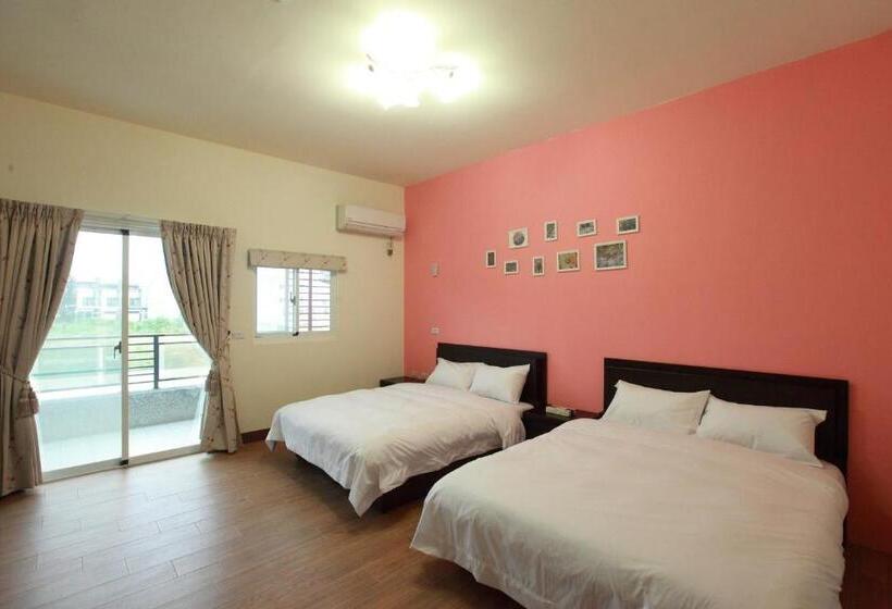 اتاق خانوادگی, Dali Moonlight B&b