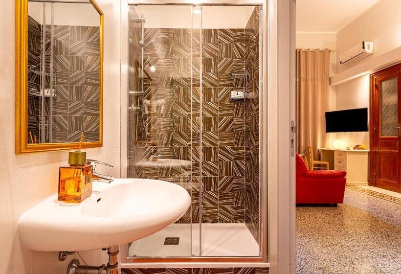 발코니가 있는 4인용 스탠다드 룸, Marlin Rooms