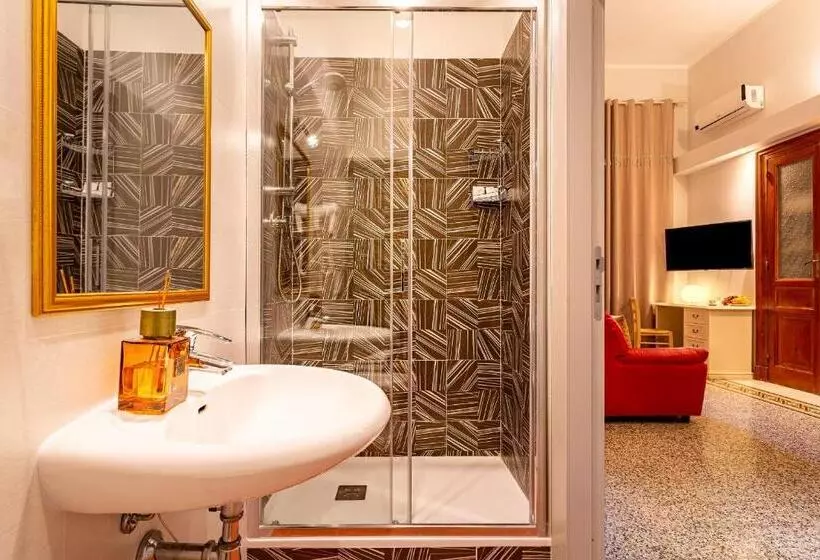 اتاق استاندارد چهارنفره با بالکن, Marlin Rooms