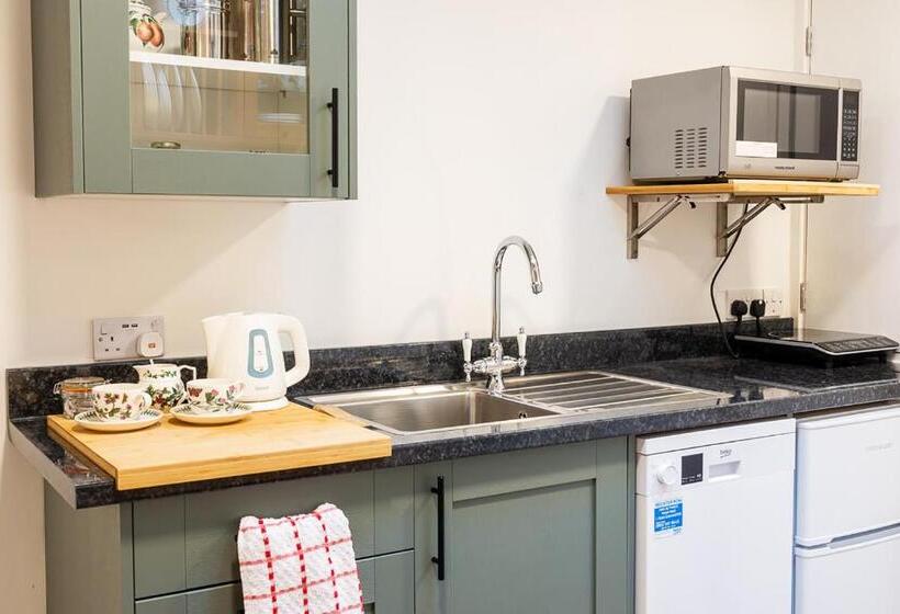 شقة غرفة واحدة, The Abbey Hotel & Apartments