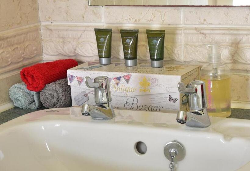 شقة غرفة واحدة, The Abbey Hotel & Apartments