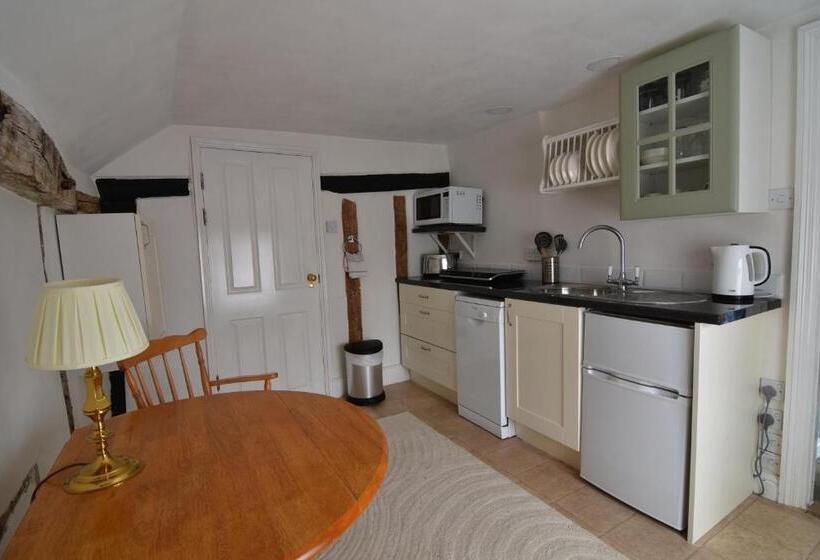 شقة غرفة واحدة, The Abbey Hotel & Apartments