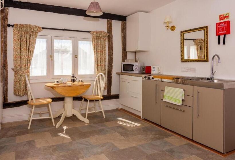 شقة غرفة واحدة, The Abbey Hotel & Apartments