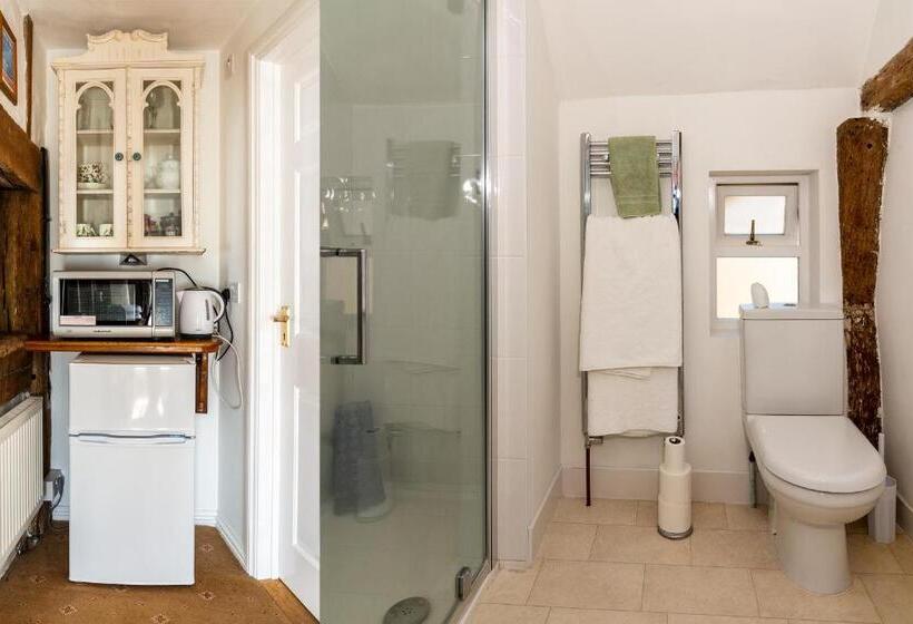 جناح جونيور, The Abbey Hotel & Apartments