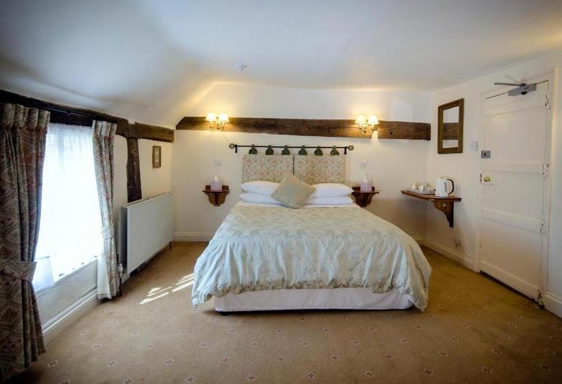 جناح جونيور, The Abbey Hotel & Apartments