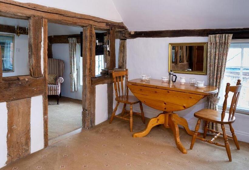 جناح جونيور, The Abbey Hotel & Apartments