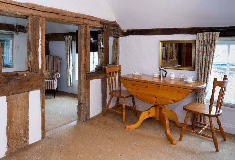 جناح جونيور, The Abbey Hotel & Apartments