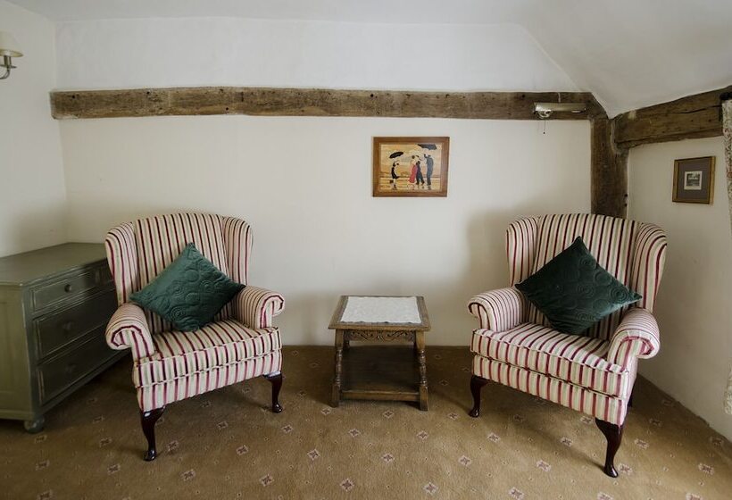 جناح جونيور, The Abbey Hotel & Apartments