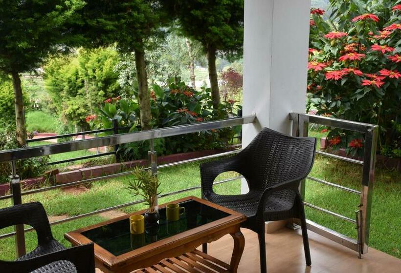 バルコニー付きデラックスルーム, Green Nest Resort Ooty