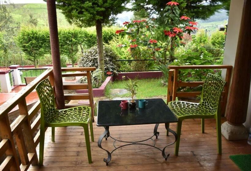 バルコニー付きデラックスルーム, Green Nest Resort Ooty