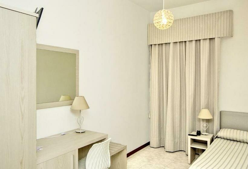 اتاق استاندارد یک نفره, Lucerna