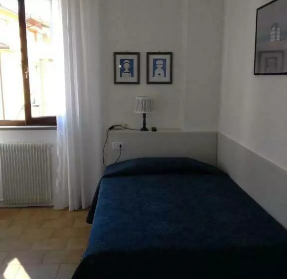 اتاق استاندارد یک نفره, Lucerna