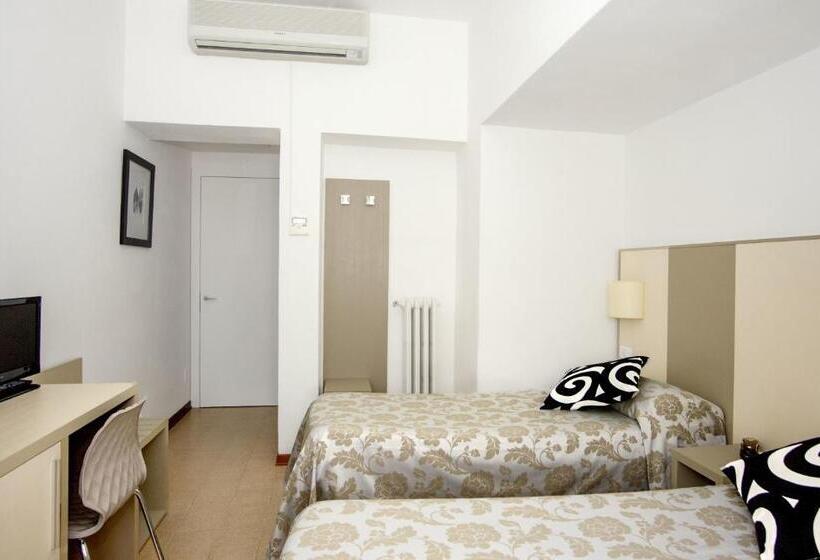 اتاق اکونومی, Lucerna