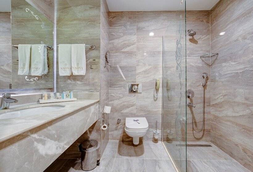 高级三人间, Navona