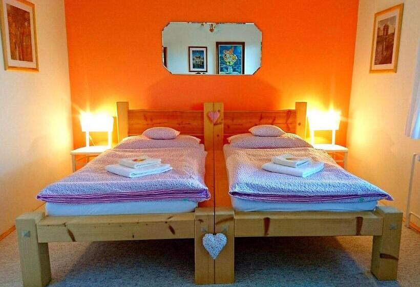 Апартаменты 2 Спальни с Балконом, Penzion Bor