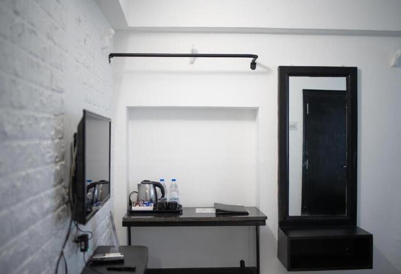 标准间, Udai Niwas  By The Lake