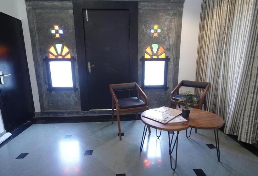 带阳台套房, Udai Niwas  By The Lake