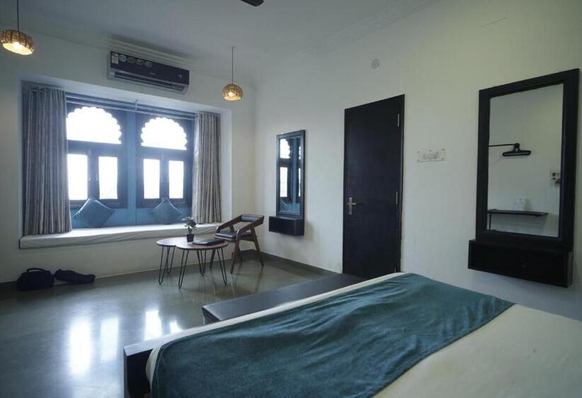 带阳台套房, Udai Niwas  By The Lake