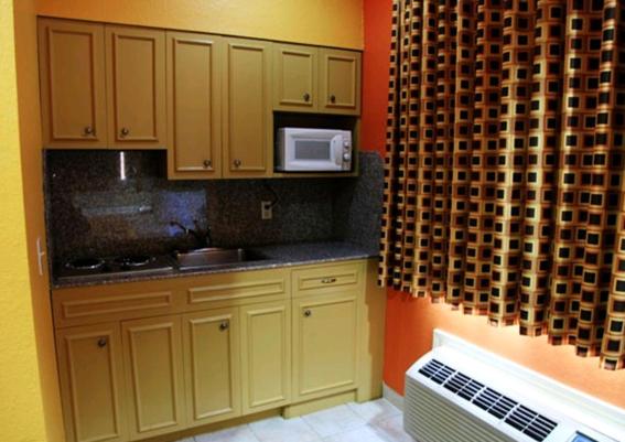 패밀리 스위트, Executive Inn Bacliff