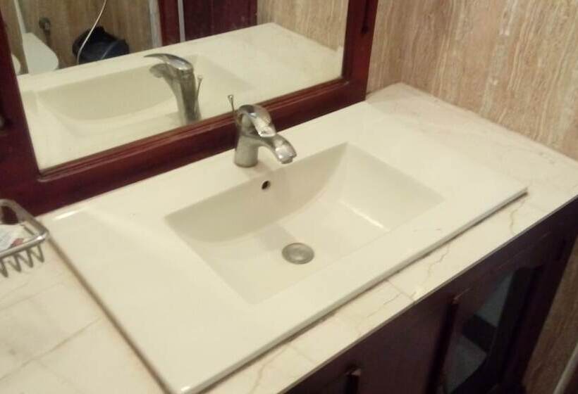 Номер Deluxe, Centauria City