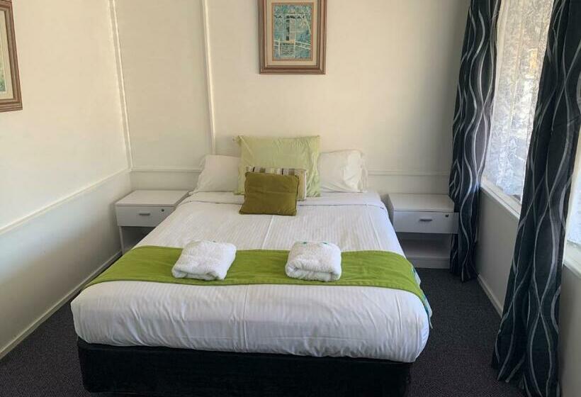 غرفة عائلية, Arkana Motel