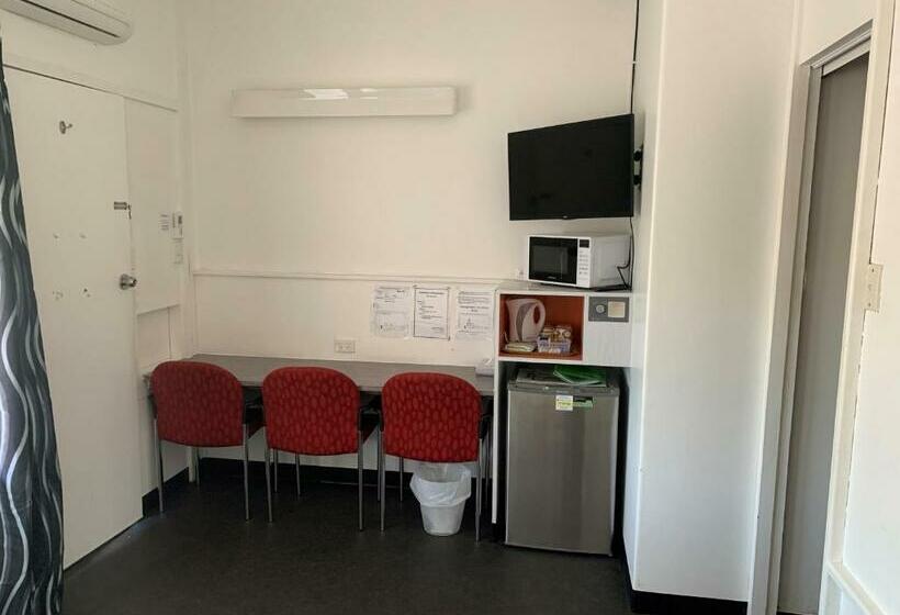 غرفة عائلية, Arkana Motel