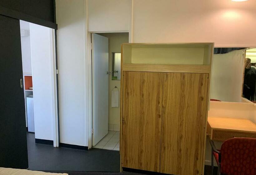 غرفة عائلية, Arkana Motel