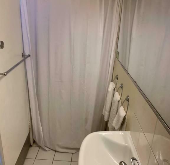 غرفة عائلية, Arkana Motel