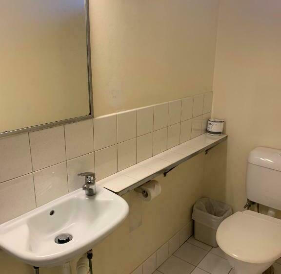 غرفة عائلية, Arkana Motel