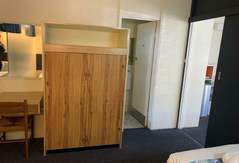 غرفة عائلية, Arkana Motel