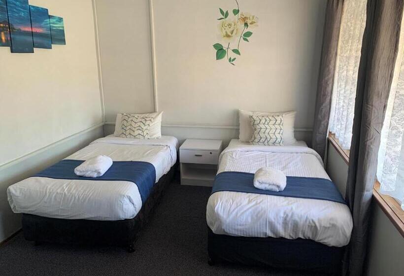 غرفة عائلية, Arkana Motel