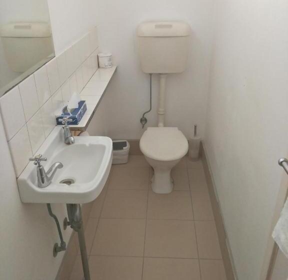 شقة غرفة واحدة, Arkana Motel