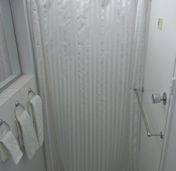 غرفة قياسية ثلاثية, Arkana Motel