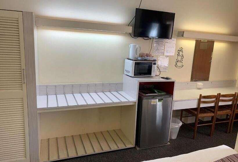 غرفة قياسية ثلاثية, Arkana Motel