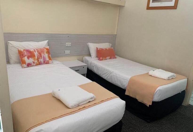 غرفة قياسية ثلاثية, Arkana Motel