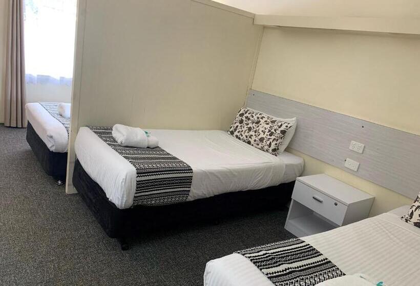 غرفة قياسية ثلاثية, Arkana Motel