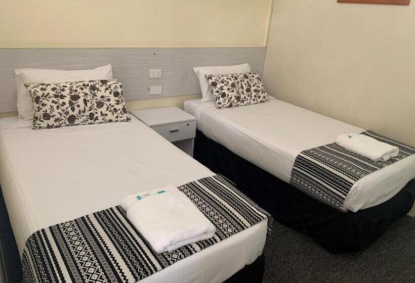 غرفة قياسية ثلاثية, Arkana Motel