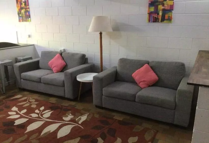３ベッドルームアパートメント, Arkana Motel