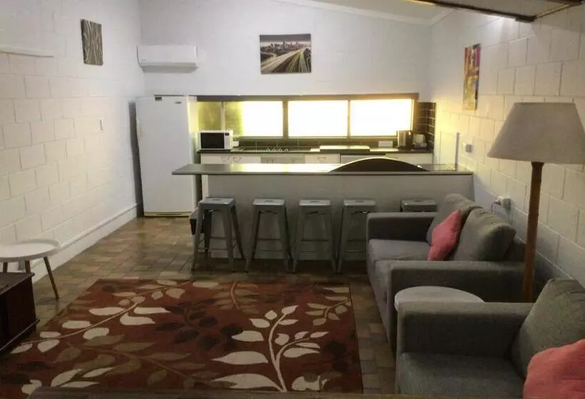 ３ベッドルームアパートメント, Arkana Motel
