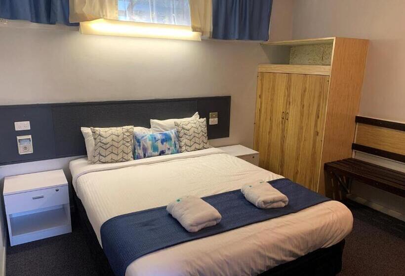 غرفة عائلية, Arkana Motel