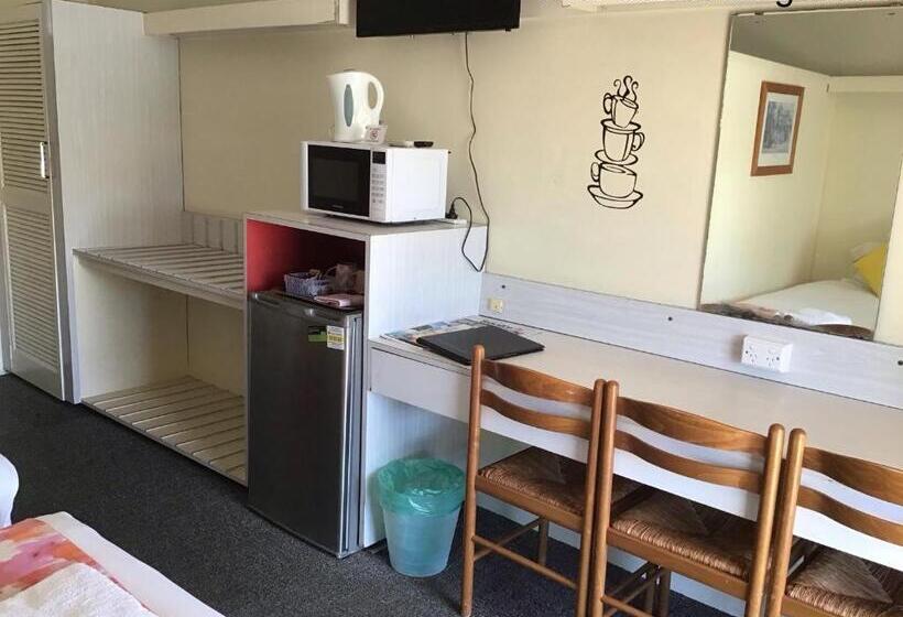 غرفة قياسية ثلاثية, Arkana Motel