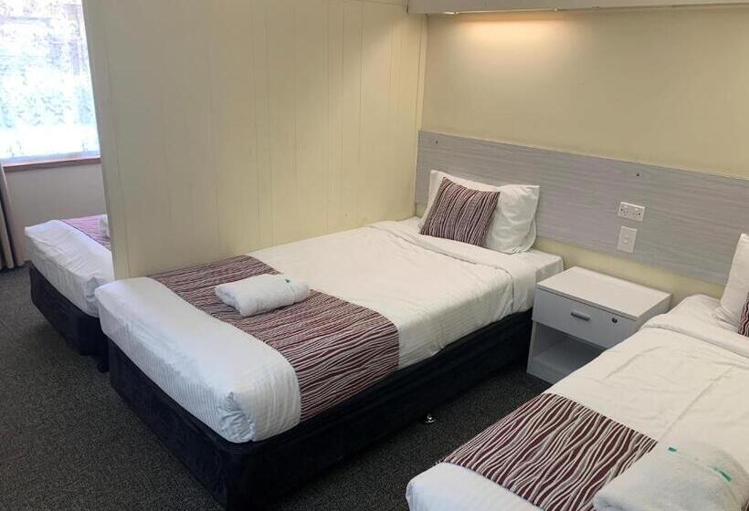 غرفة قياسية ثلاثية, Arkana Motel